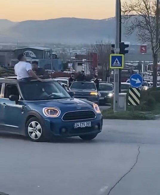 Bursa’da düğünde konvoy yapan sürücüler hem kendi canlarını hem de