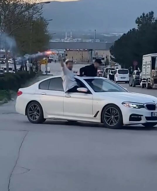 Bursa’da düğün konvoyuna ağır ceza: 660 bin TL Bursa’da trafikte tehlike saçan düğün konvoyundaki araç sürücülerine toplam 660