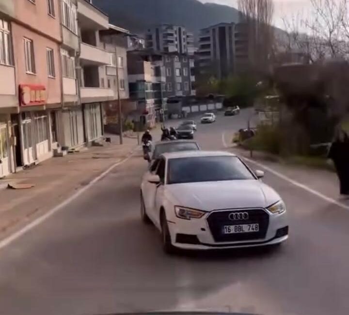 Bursa’da düğün konvoyu yapan bir grup sürücü, müzik eşliğinde trafikte