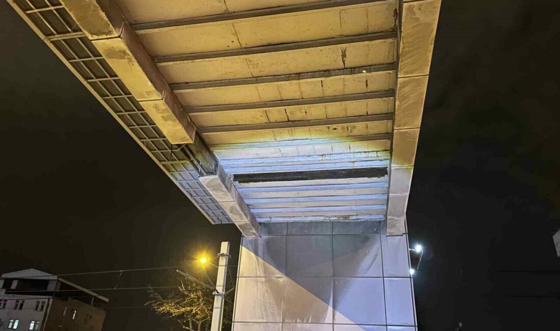 Bursa’da seyir halindeki araçların bulunduğu yola, üst geçitten kopan bağlantı