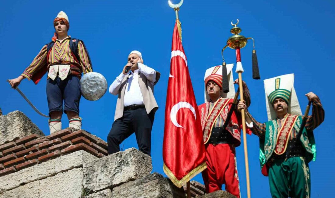 Bursa’da fethin 700. yılı coşkusu Bursa’nın fethinin 700. yıl dönümü dolayısıyla Pınarbaşı Fetih Kapısı’nda düzenlenen