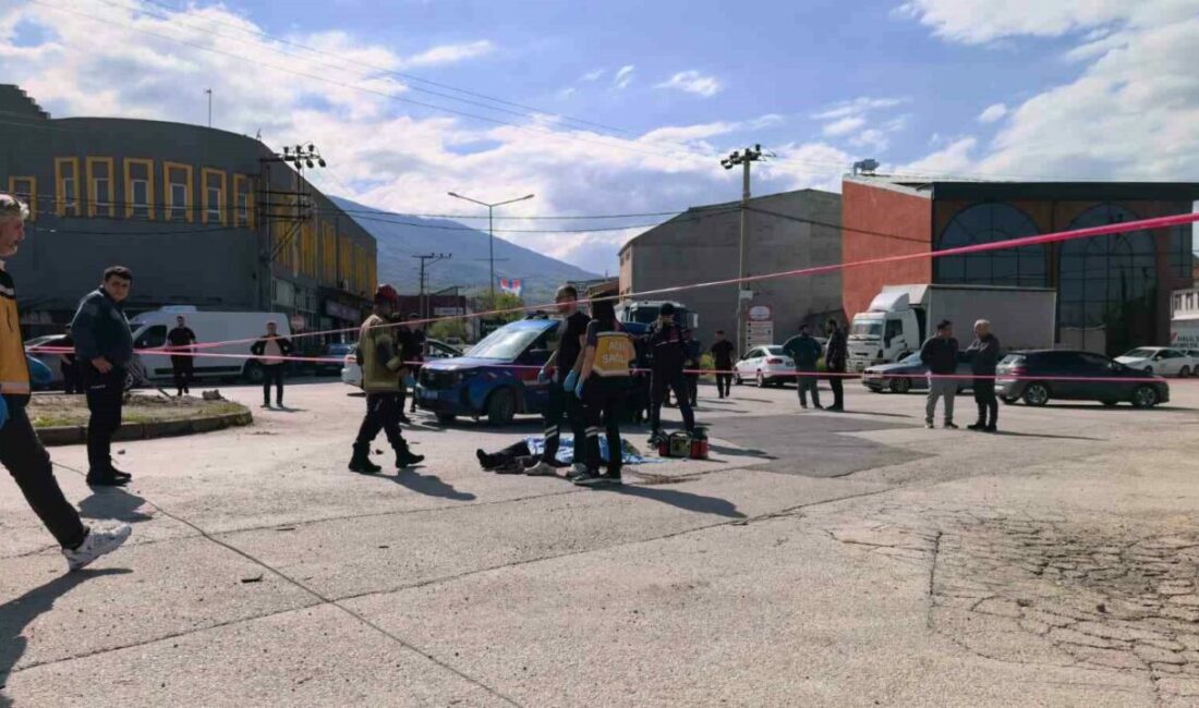 Bursa’nın İnegöl ilçesinde yokuş aşağı inerken freni patlayan tır, otomobile