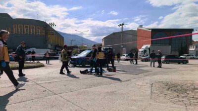 Bursa’nın İnegöl ilçesinde yokuş aşağı inerken freni patlayan tır, otomobile