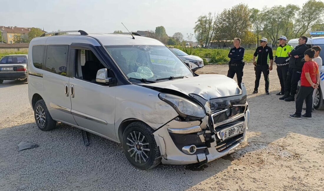 Bursa’nın İnegöl ilçesinde iki hafif ticari aracın çarpıştığı kazada 3