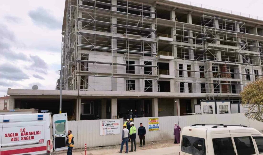 Bursa’nın İnegöl ilçesinde yapımı devam eden bir inşaatta çalışan işçi,