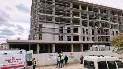 Bursa’nın İnegöl ilçesinde yapımı devam eden bir inşaatta çalışan işçi,