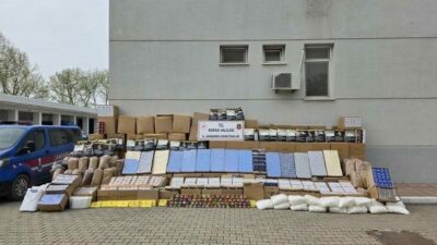 Bursa’nın Yıldırım ilçesinde jandarma ekiplerince düzenlenen kaçakçılık operasyonunda, milyonlarca adet