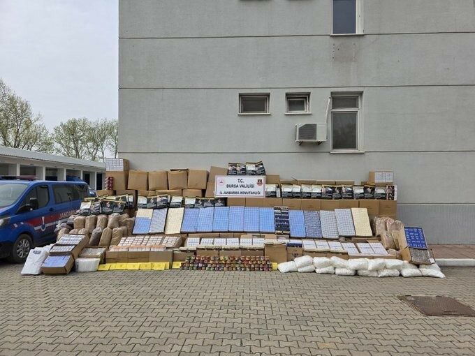 Bursa’nın Yıldırım ilçesinde jandarma ekiplerince düzenlenen kaçakçılık operasyonunda, milyonlarca adet