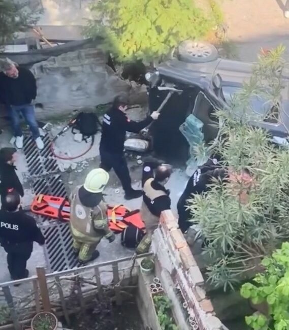 Bursa’da kaza yapan araç merdivenlerden yuvarlandı: 1 yaralı Bursa’nın Yıldırım ilçesinde kontrolden çıkarak kaza yapan otomobilin merdivenlerden yuvarlandığı