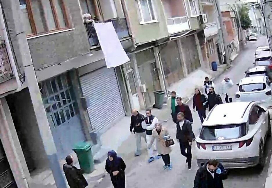 Bursa’da 40 yıllık eşi olan emekli polis memurunu satır ve