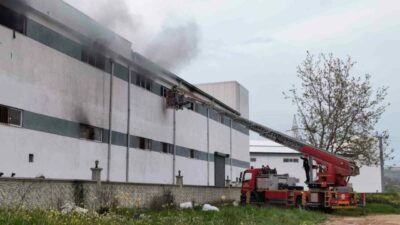 Bursa’nın İnegöl ilçesinde bir mobilya fabrikasında yangın çıktı. Alevler, itfaiye