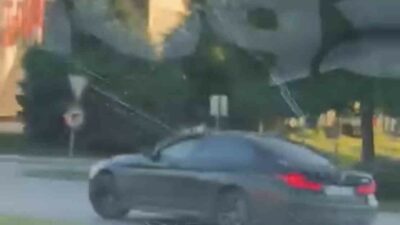 Bursa’da trafiğe açık yolda bir otomobil sürücüsü drift atarak hem