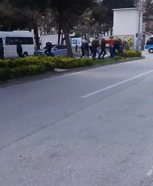 Bursa’da park meselesi kavgaya dönüştü Bursa’nın Orhangazi ilçesinde park yeri nedeniyle çıkan tartışma kısa sürede