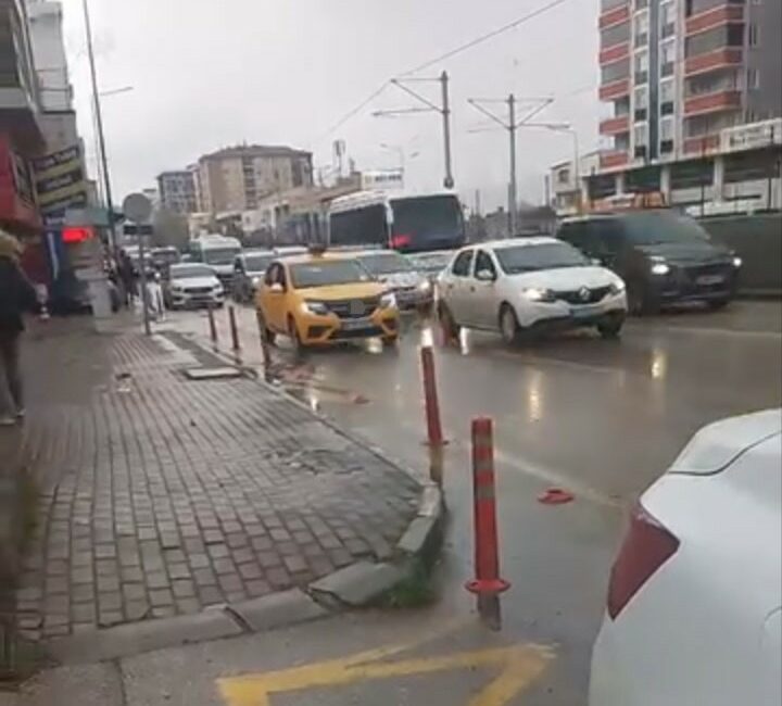 Bursa’da geri geri ilerleyen taksi sürücüsü tehlike saçtı o anlar