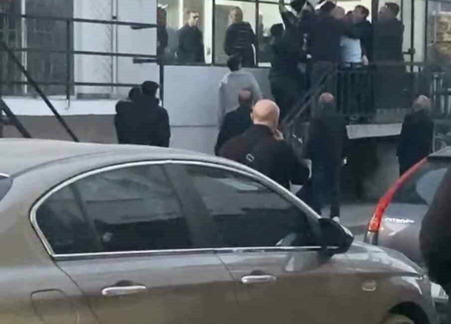 Bursa’da iki grup arasında çıkan tekmeli sopalı kavga cep telefonu