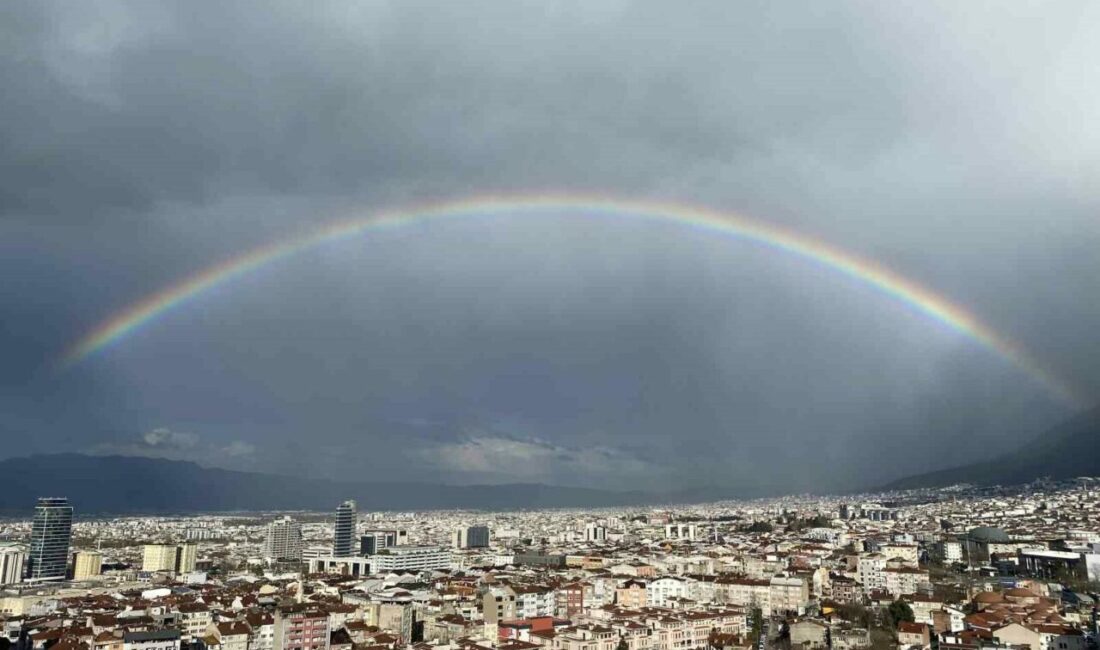 Bursa’da etkili olan yağışın ardından ortaya çıkan gökkuşağı görsel şölen