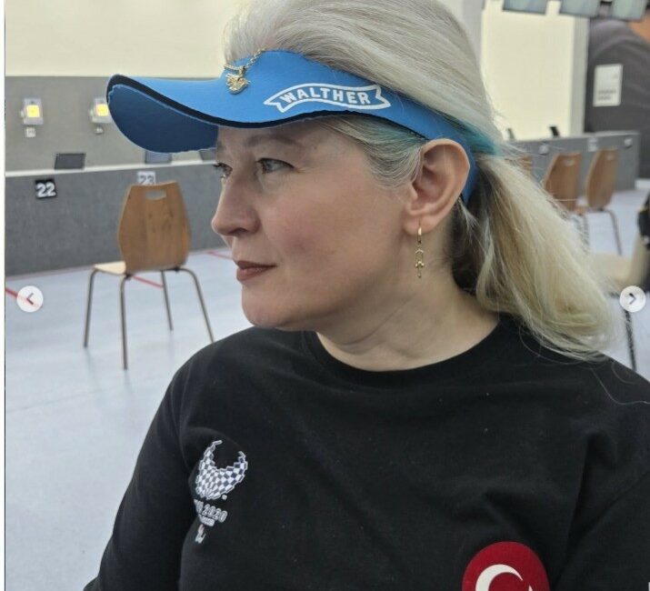 Bursalı milli sporcu Aysel Özgan, Ankara’dan altın madalyayla döndü Dünya rekoru sahibi Bursalı paralimpik milli sporcu Aysel Özgan, Para