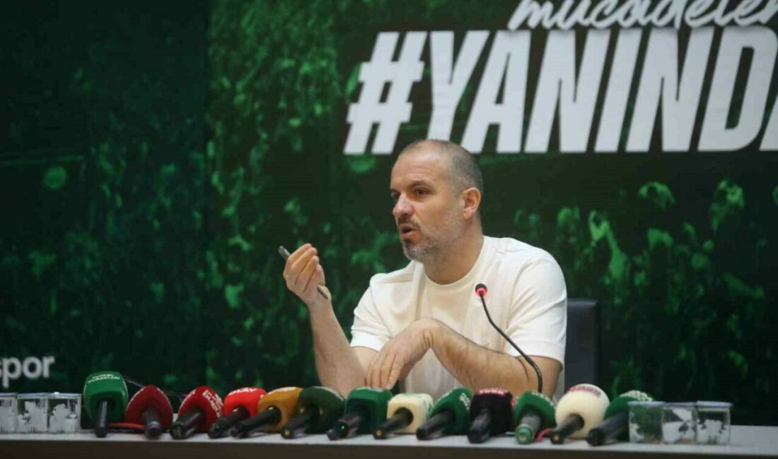 Bursaspor Teknik Direktörü Mustafa Er, düzenlediği basın toplantısında yeni sezon
