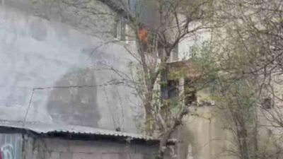 Bursa’nın Osmangazi ilçesi’nde bir evin çatı katında çıkan yangın, mahallede