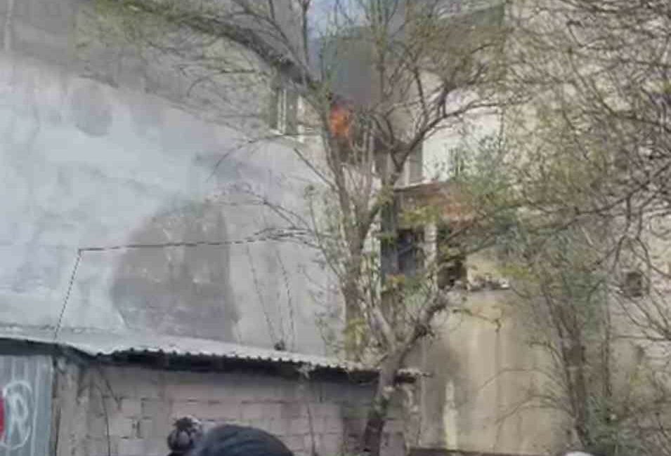 Bursa’nın Osmangazi ilçesi’nde bir evin çatı katında çıkan yangın, mahallede