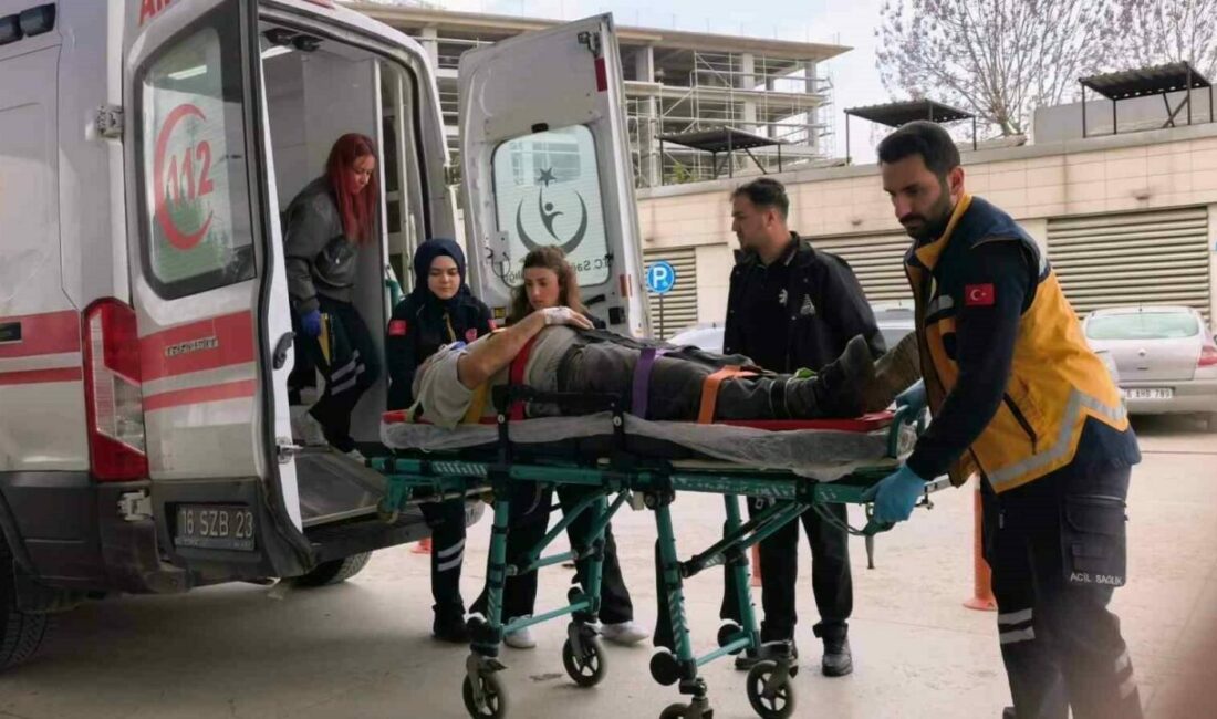 Bursa’nın İnegöl ilçesinde faaliyet gösteren mobilya imalathanesinde, çatının çökmesi sonucu