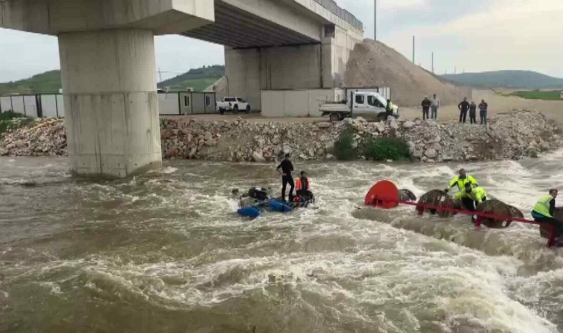 Bursa’da dereyi traktörle geçmek isteyen 10 işçi, aracın devrilmesiyle mahsur