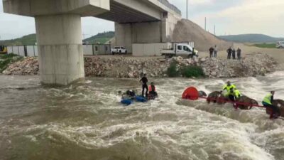 Bursa’da dereyi traktörle geçmek isteyen 10 işçi, aracın devrilmesiyle mahsur