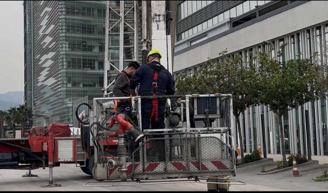 Bursa’da özel bir hastanenin dış cephe camlarını silen 2 işçi,