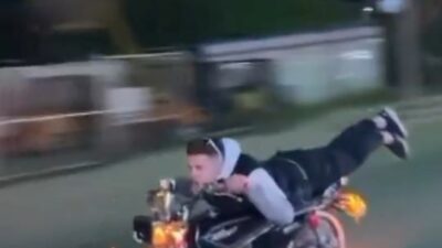 Bursa’da motosiklet sürücüsünün trafikte yaptığı tehlikeli hareketler görenleri hayrete düşürdü.