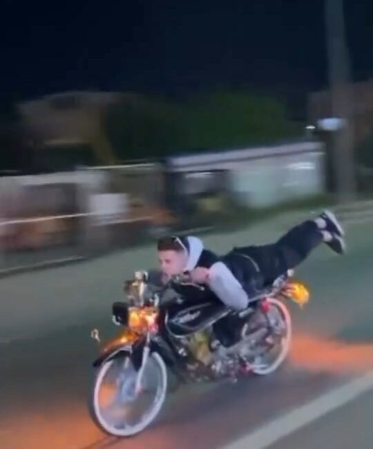 Bursa’da motosiklet sürücüsünün trafikte yaptığı tehlikeli hareketler görenleri hayrete düşürdü.