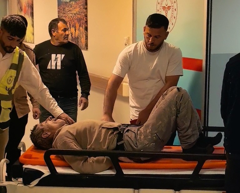 Bursa’nın İnegöl ilçesinde fabrika inşaatında duvardan düşen işçi ağır yaralandı.