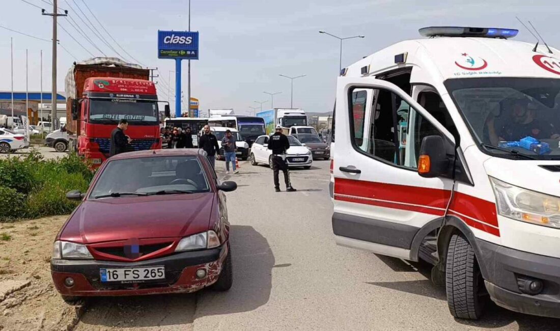 İnegöl’de can pazarı: 5 yaralı Bursa’nın İnegöl ilçesinde 3 otomobil ile kamyonun karıştığı zincirleme kazada