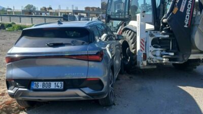 Bursa’nın İnegöl ilçesinde kontrolden çıkan otomobilin iş makinesine çarptığı kazada