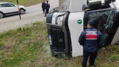 Bursa’nın İnegöl ilçesinde su yüklü tır devrildi, sürücüsü yaralandı. Kaza,