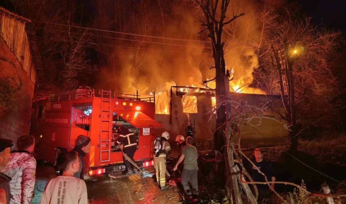 İnegöl’de tek katlı ev alev alev yandı Bursa’nın İnegöl ilçesinde tek katlı ev, çıkan yangın sonucu kullanılamaz