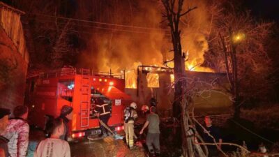 Bursa’nın İnegöl ilçesinde tek katlı ev, çıkan yangın sonucu kullanılamaz