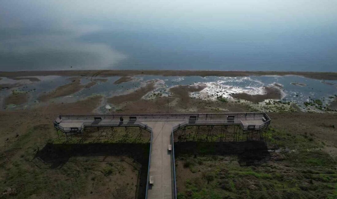 İznik Gölü’nde su çekilmesi alarm veriyor…İskele karada kaldı Bursa’nın Orhangazi ilçesi sahilinde bulunan İznik Gölü’nde su yaklaşık 300