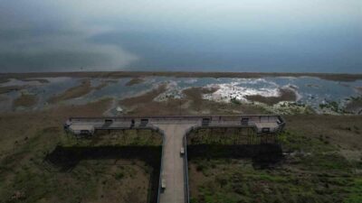 Bursa’nın Orhangazi ilçesi sahilinde bulunan İznik Gölü’nde su yaklaşık 300