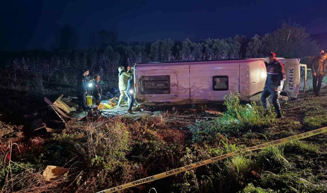 İznik’de feci kaza; 12 yaralı 1 ölü Bursa’nın İznik ilçesinde yolcu minibüsünün devrilmesi sonucu 1 kişi hayatını