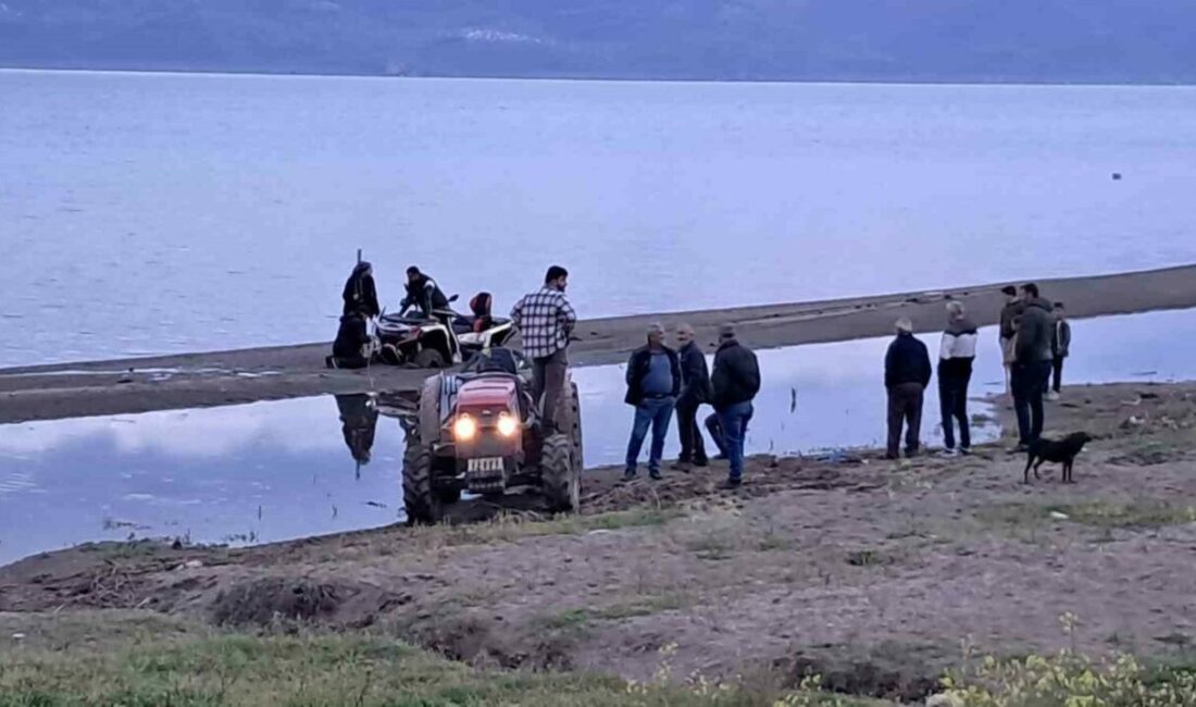 İznik’te ATV kuma saplandı, vatandaşlar seferber oldu Bursa’nın İznik ilçesine bağlı Boyalıca Mahallesi sahilinde ATV motosikletiyle gezintiye