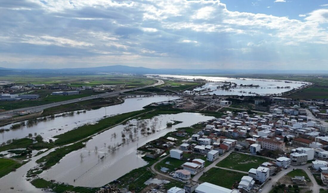 Bursa’nın Karacabey ilçesinde şiddetli yağışlar sebebiyle derelerin taşması sonucu Karacabey