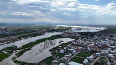 Bursa’nın Karacabey ilçesinde şiddetli yağışlar sebebiyle derelerin taşması sonucu Karacabey