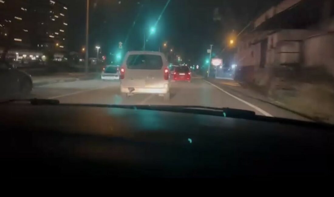 Bursa’da kargo dağıtımında kullanılan hafif ticari aracı, anahtarı kontak üzerinde