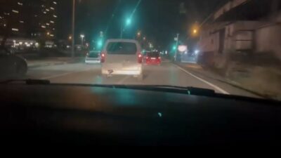 Bursa’da kargo dağıtımında kullanılan hafif ticari aracı, anahtarı kontak üzerinde