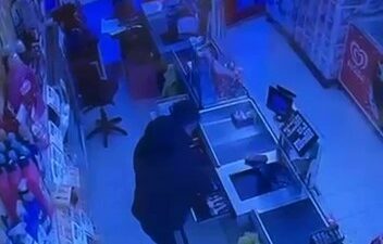 Bursa’da marketten para ve sigara çalan hırsız kayıplara karıştı. Şüpheliyi