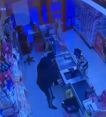 Bursa’da marketten para ve sigara çalan hırsız kayıplara karıştı. Şüpheliyi