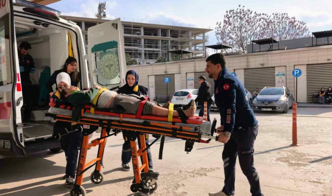 Motosiklet ile bisiklet çarpıştı, 3 kişi yaralandı Bursa’nın İnegöl ilçesinde motosiklet ile bisikletli gençlerin karıştığı kazada 3