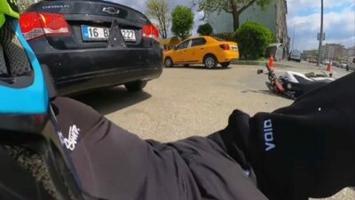Bursa’da meydana gelen trafik kazasında, sağa dönen otomobil şeritteki motosikleti