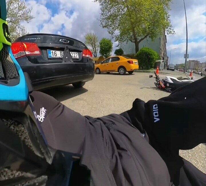 Bursa’da meydana gelen trafik kazasında, sağa dönen otomobil şeritteki motosikleti