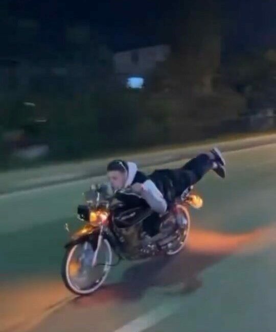 Bursa’da motosiklet sürücüsünün trafikte yaptığı tehlikeli hareketler görenleri hayrete düşürdü.